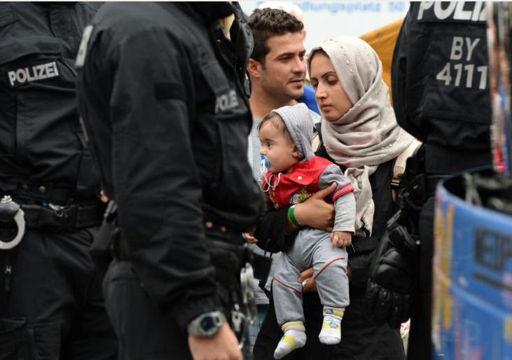 Les migrants arrivent par milliers en Autriche et Allemagne, le monde appelé à plus d efforts